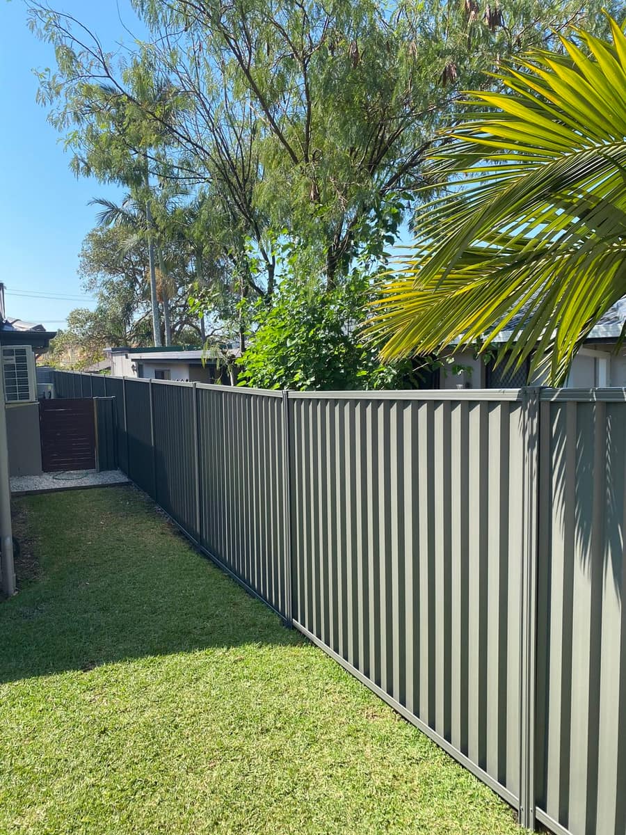 Two-tone Colorbond fencing